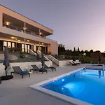 Callista Villa *